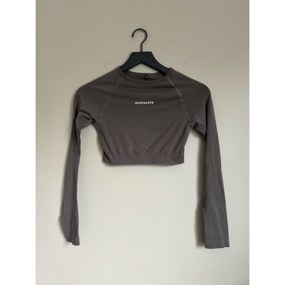 ALPHALETE Logo Cropped Long-Sleeve T-Shirt